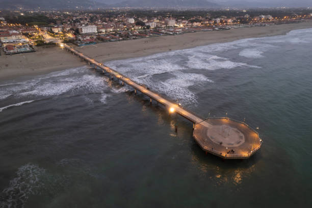 Veduta aerea notturna del molo di Marina di Pietrasanta