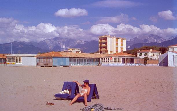 Turista sulla spiaggia di Marina di Pietrasanta