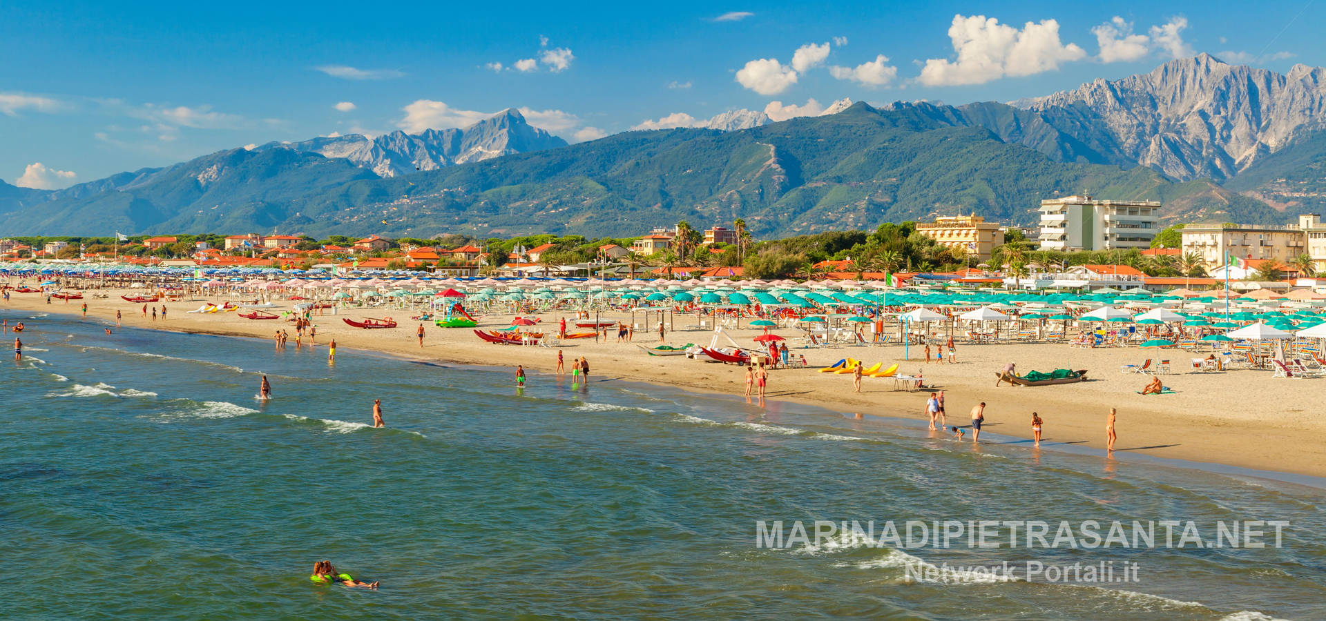Marina di Pietrasanta sul mare della Versilia ai piedi delle Alpi Apuane