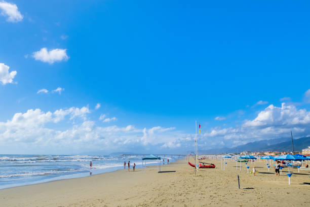 Spiaggia attrezzata di Marina di Pietrasanta con le Alpi Apuane sullo sfondo